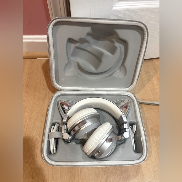 Ariana Grande Brookestone Headphones - Picture 1 of 3